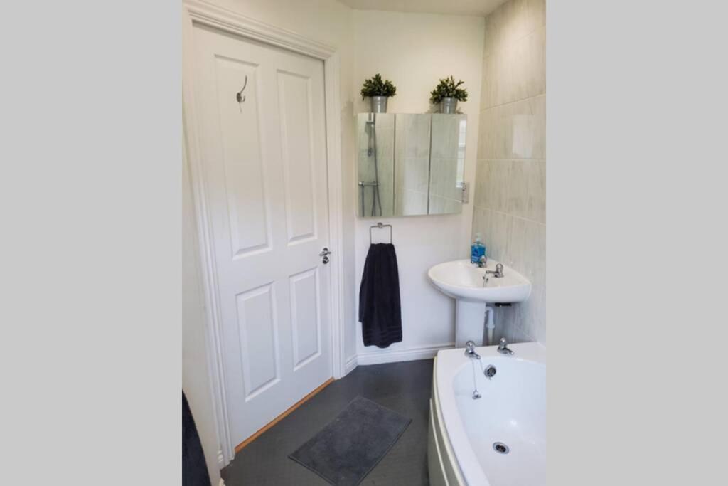 Stylish 2 Bed 2 Bathroom Apartment For Up To 5 Warwick  Extérieur photo