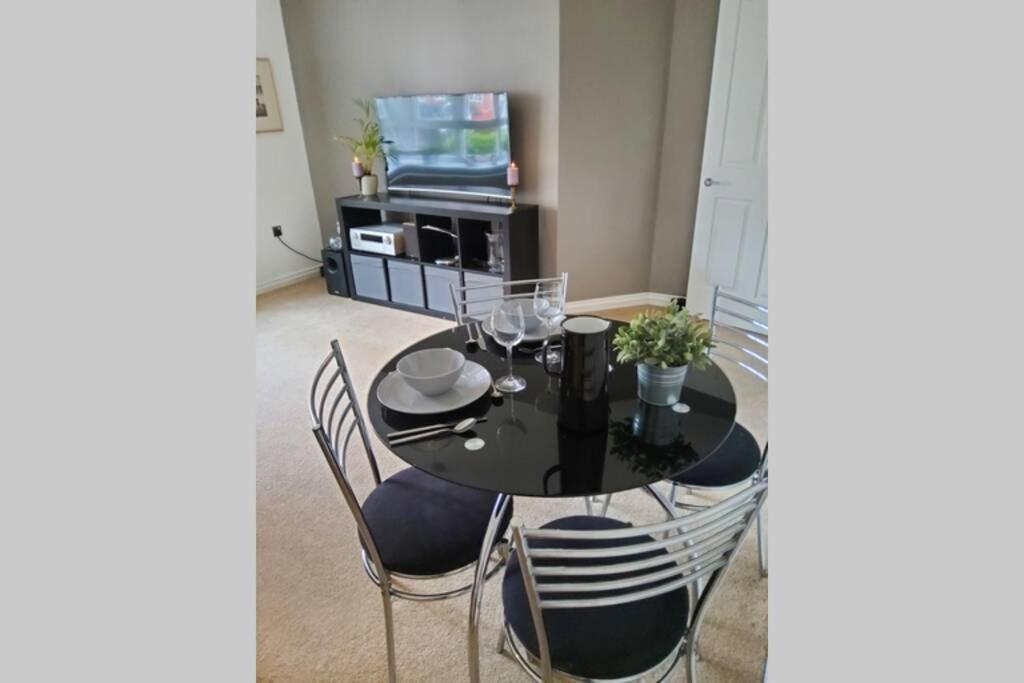 Stylish 2 Bed 2 Bathroom Apartment For Up To 5 Warwick  Extérieur photo