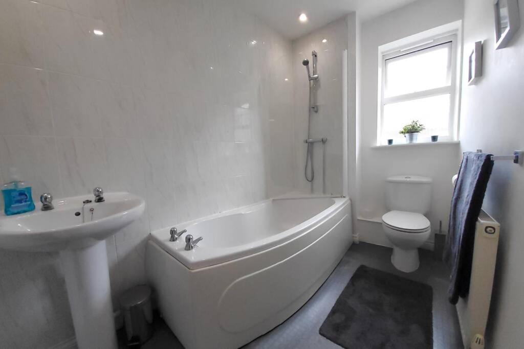 Stylish 2 Bed 2 Bathroom Apartment For Up To 5 Warwick  Extérieur photo