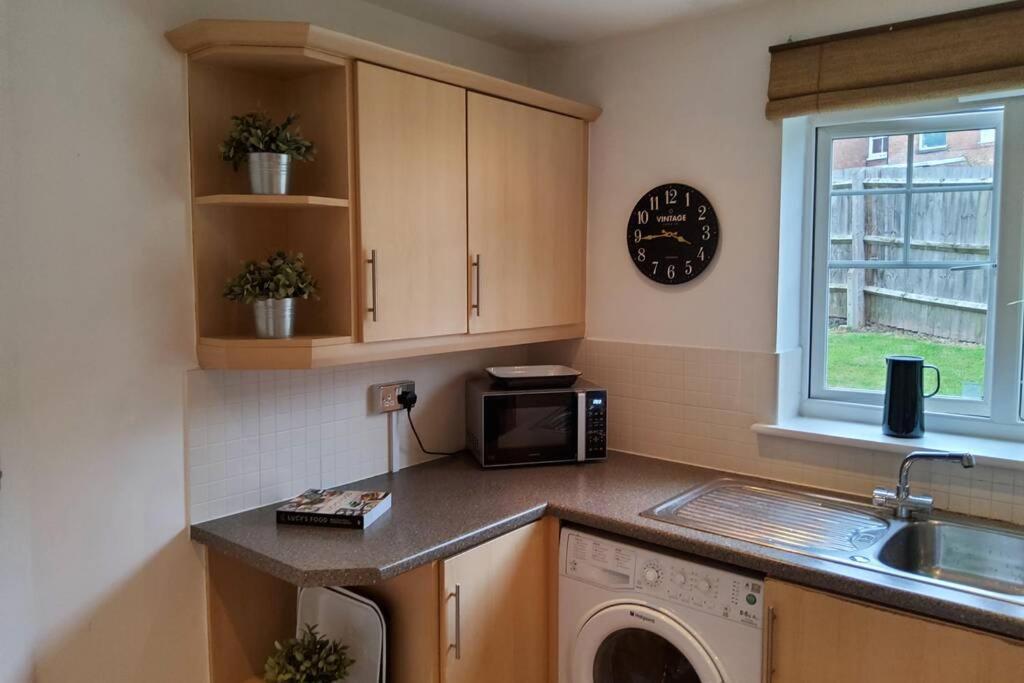 Stylish 2 Bed 2 Bathroom Apartment For Up To 5 Warwick  Extérieur photo
